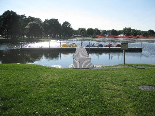Menominee Park dock installation - wide view